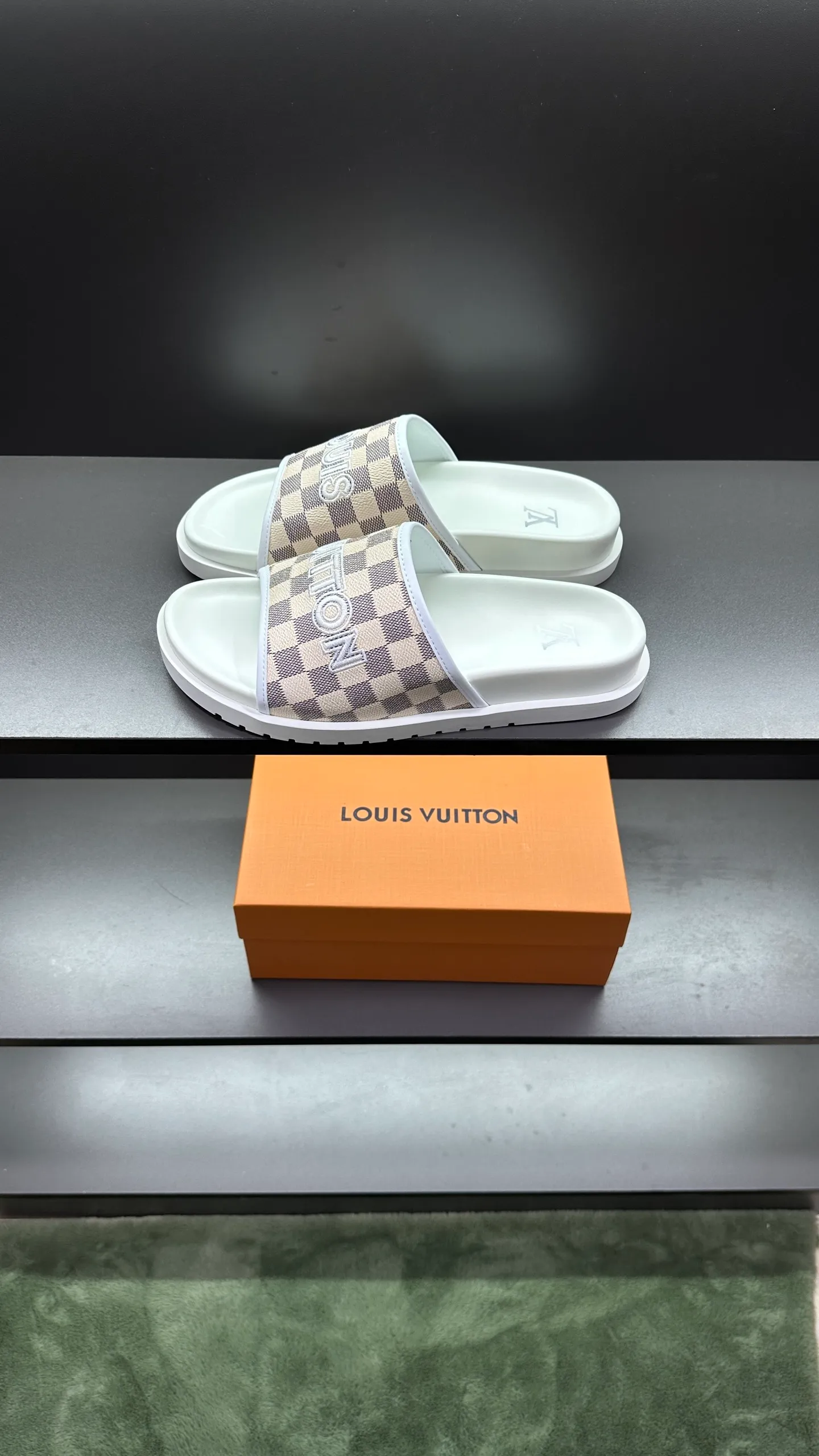 [L Home] P: 300💰Size: 38-45 Top purchasing lv men's summer slippers, classic presbyopia with soft real leather lining, unique color splicing effect, distinctive personality, fashionable and trendy essential style, light and comfortable. Lightweight and tough rubber insole, micro ridged foam outsole, super comfortable!